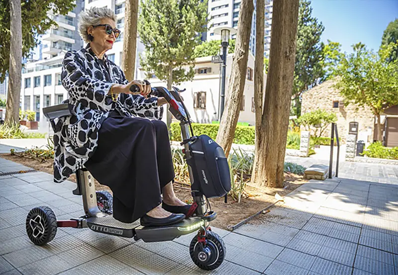 Dame på en el-scooter ATTO